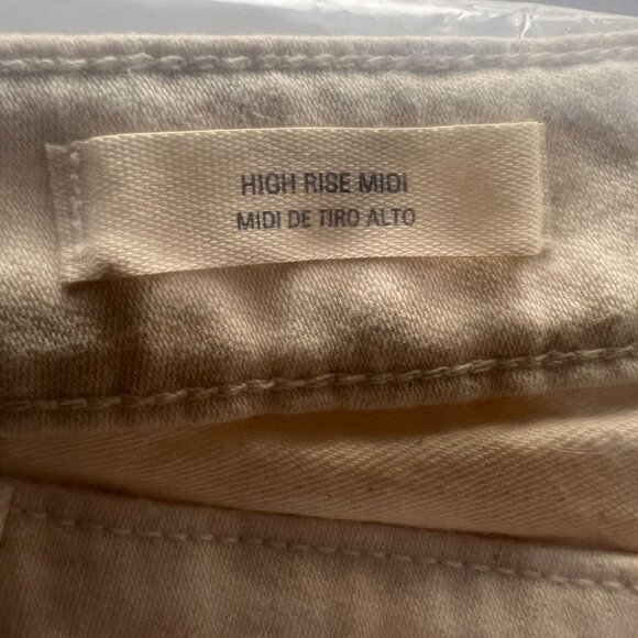 Universal Thread Women's Plus Size High-Rise Midi Jean Shorts - Off-White 26W - Picture 5 of 5